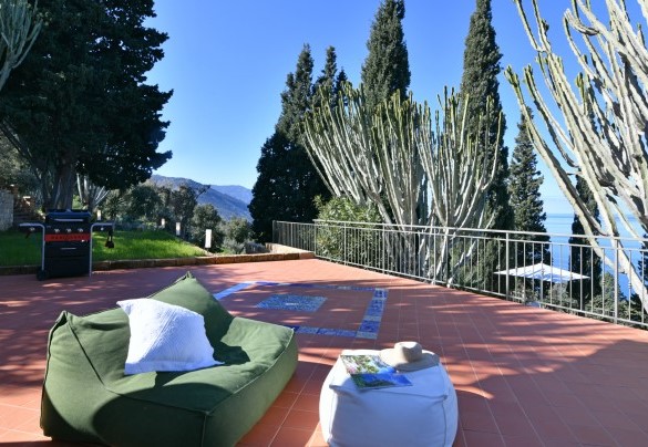 The terrace in front of the house is paved in ceramic and terracotta tiles – Villa Armonia