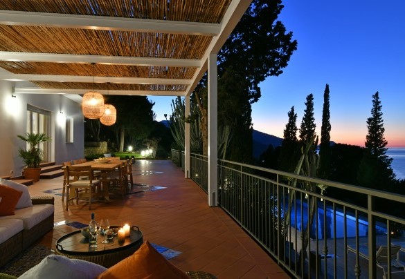 The sitting area on the outdoor terrace is the ideal spot for admiring the impressive sunsets – Villa Armonia