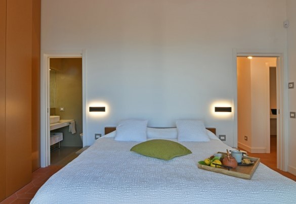 The double bedroom n°2 enjoys an en-suite bathroom with tub – Villa Armonia