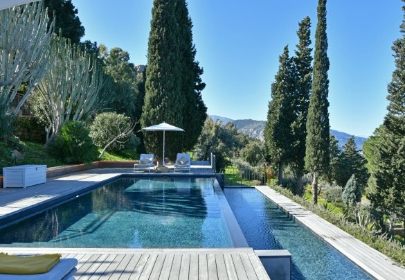 The rectangular infinity pool, measures 4 x 11 m with a depth of 1,30 m – Villa Armonia