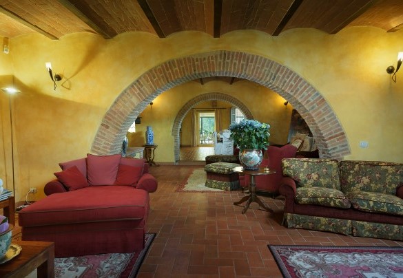 La zona salotto con uscita diretta sulla pergola – Villa San Nazario 