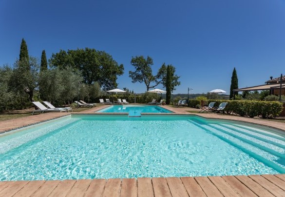 Entrambe sono igienizzate con trattamento a cloro, rivestite in PVC, munite di luci interne e di scala romana di accesso - Villa San Nazario
