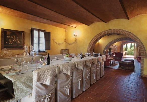 Il living con la tavola imbandita e area salotto – Villa San Nazario 