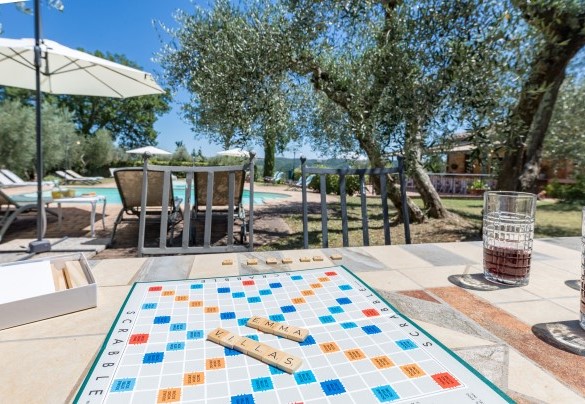  Nelle adiacenze degli immobili, impreziosite da piante di olivi, si distribuiscono molteplici aree soggiorno all’aperto - Villa San Nazario