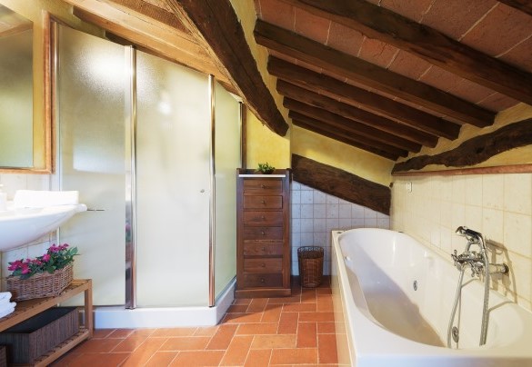Bagno con doccia e vasca idromassaggio n.2 della suite n.2 – Villa San Nazario 