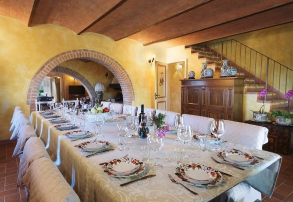 Nell’area pranzo c’è la scala per il primo piano e la porta con le scale per il piano seminterrato – Villa San Nazario 