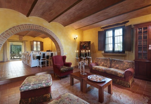 La zona salotto e l’area pranzo con uscita diretta sulla pergola – Villa San Nazario 