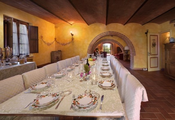 La zona pranzo del salone con soffitto a volticine tipico toscano – Villa San Nazario 