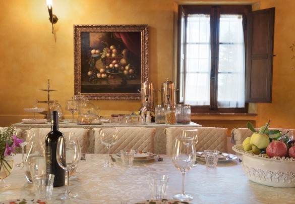 La tavola elegantemente apparecchiata nella sala raffinata – Villa San Nazario 