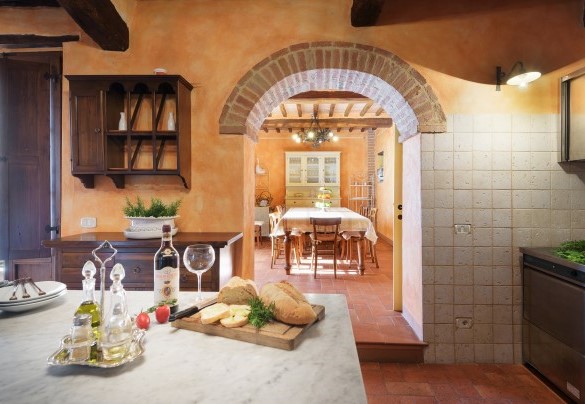 Dal salone si accede alla larga cucina professionale, in open space con una ulteriore sala da pranzo/colazioni – Villa San Nazario 