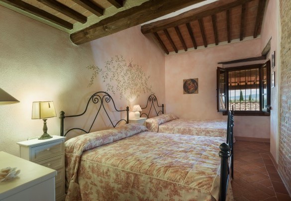 Suite n.4 al primo piano con due letti larghi 1,40 m ciascuno – Villa San Nazario 