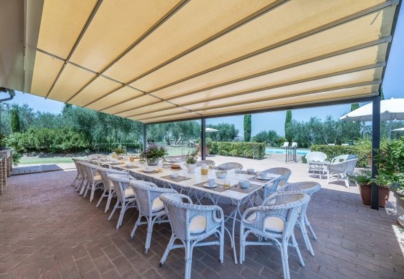 La pergola adibita a zona colazione o zona pranzo - Villa San Nazario