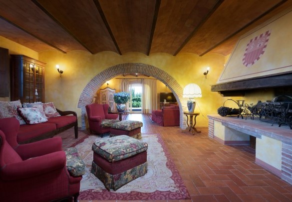 L’ingresso principale introduce nel salone, composto da due aree salotto e lungo tavolo da pranzo, che affaccia sulla pergola della terrazza esterna – Villa San Nazario 