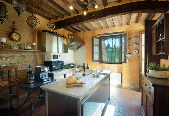 La cucina accessoriata e luminosa – Villa San Nazario 