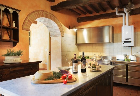 La cucina accessoriata e luminosa – Villa San Nazario 