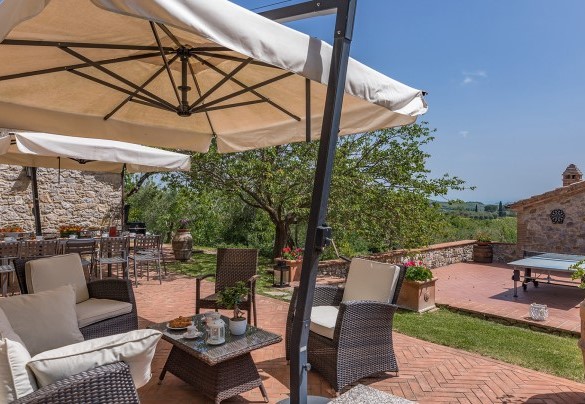 Il retro del casale è il luogo ideale per consumare pranzi e cene all’aperto alla vista di uno splendido panorama sulle colline – Villa Santa Maria