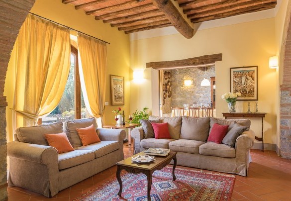 Il grande living in open con la sala da pranzo e uscita in giardino – Villa Santa Maria