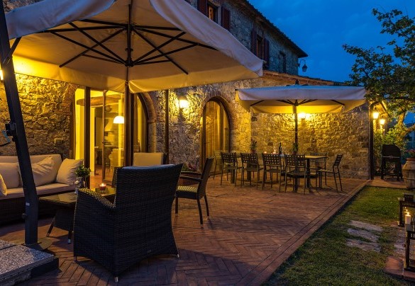 La zona pranzo a il salotto all’aperto per trascorrere piacevoli serate estive – Villa Santa Maria