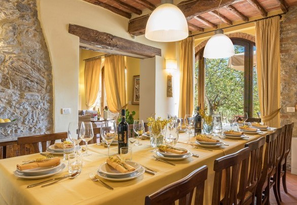 La zona pranzo in open space con il salotto – Villa Santa Maria 