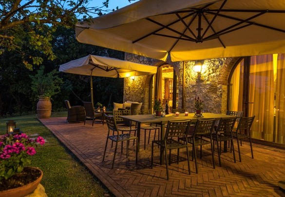 La zona pranzo a il salotto all’aperto per trascorrere piacevoli serate estive – Villa Santa Maria