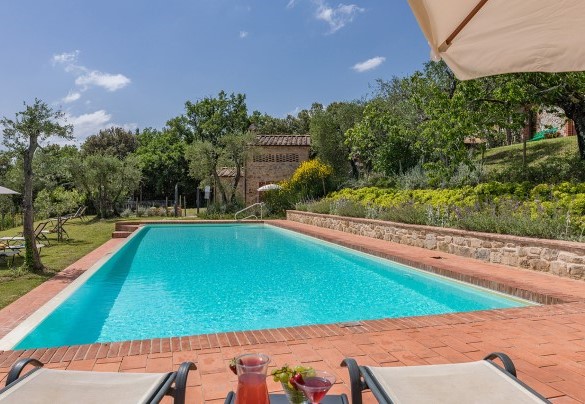 La zona piscina è attrezzata con sdraio e lettini per garantire giornate al sole in pieno relax – Villa Santa Maria