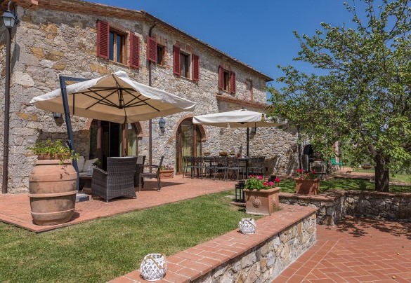 Il living esterno e le due grandi french doors che lo collegano al salotto e alla sala da pranzo – Villa Santa Maria