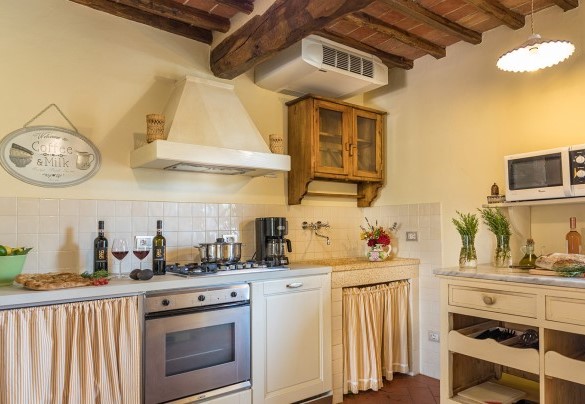 La cucina accessoriata accanto alla sala da pranzo – Villa Santa Maria