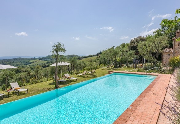 La piscina misura 5 x 15 con una profondità variabile da 0,90 m a 1,40 m. La depurazione dell'acqua è a sale – Villa Santa Maria