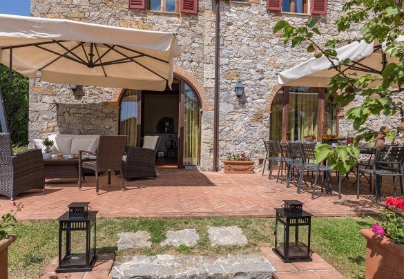 Il living esterno e le due grandi french doors che lo collegano al salotto e alla sala da pranzo – Villa Santa Maria