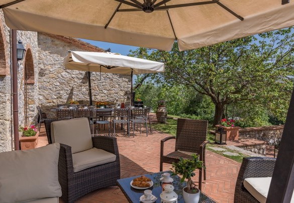 Living esterno nel giardino sul retro - Villa Santa Maria