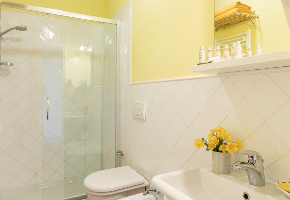 Bagno con doccia n.2 al piano terra – Villa Santa Maria