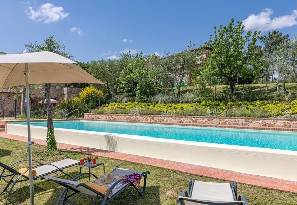 La piscina e la zona prendisole attrezzata con lettini e ombrellone – Villa Santa Maria
