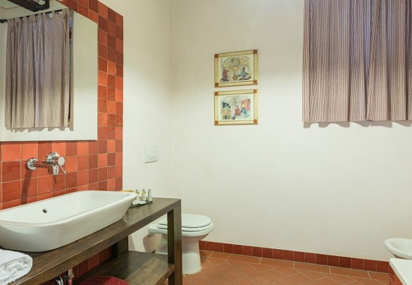Bagno con vasca n.1 al piano terra – Villa Santa Maria