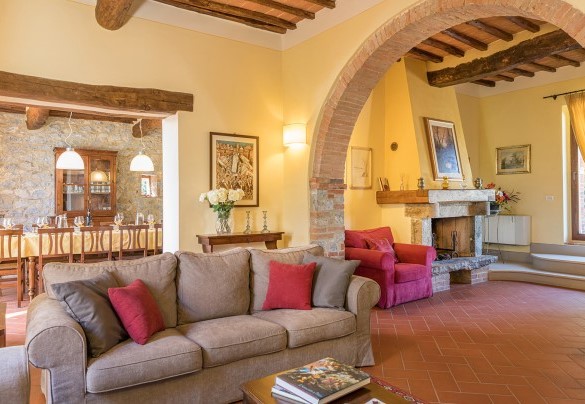 Open space con salotto, tv satellitare, camino e sala da pranzo – Villa Santa Maria