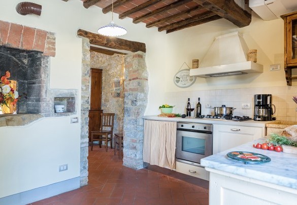 La cucina accessoriata accanto alla sala da pranzo – Villa Santa Maria