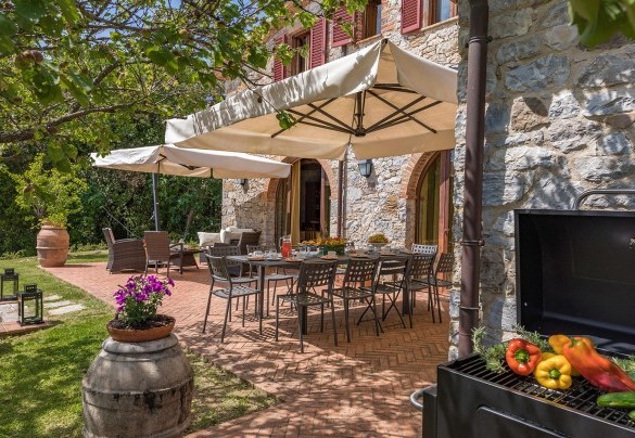 La zona pranzo a il salotto all’aperto per trascorrere piacevoli giornate estive – Villa Santa Maria 