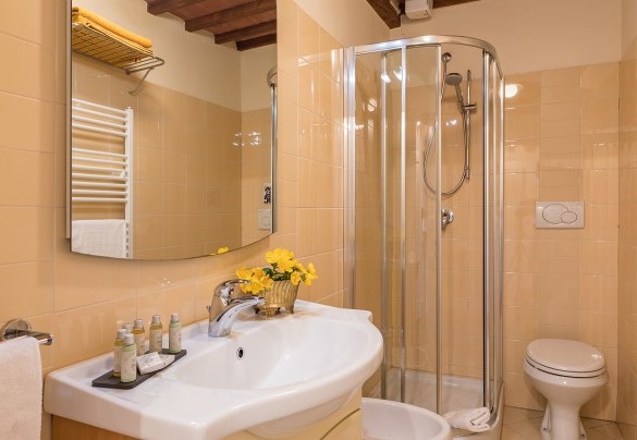 Bagno con doccia n.4, en-suite alla camera n.4 – Villa Santa Maria