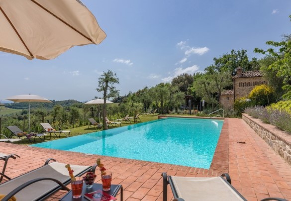La piscina e la zona prendisole attrezzata con lettini e ombrellone – Villa Santa Maria