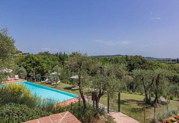 La piscina a sfioro, dista dalla casa circa 30 metri e vi si accede tramite una scalinata – Villa Santa Maria