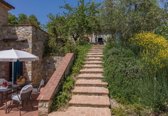 La scalinata di accesso alla piscina - Villa Santa Maria