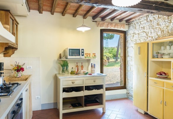 La cucina accessoriata con uscita diretta in giardino - Villa Santa Maria