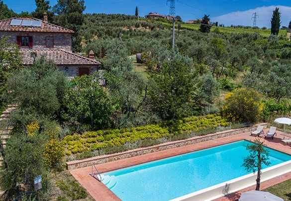 La piscina a sfioro, dista dalla casa circa 30 metri e vi si accede tramite una scalinata – Villa Santa Maria