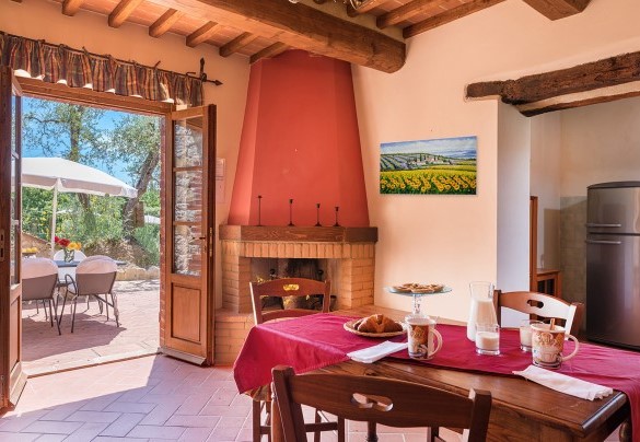 Il piano terra della dependance con salotto, camino e cucina – Villa Santa Maria