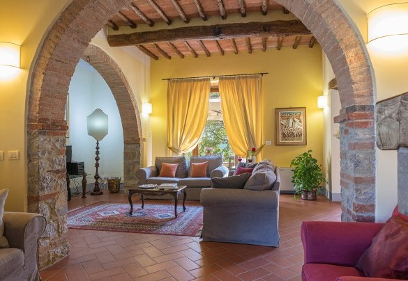 Il grande living con camino e uscita in giardino – Villa Santa Maria