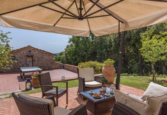 Il living esterno per godere della quiete che circonda la struttura – Villa Santa Maria