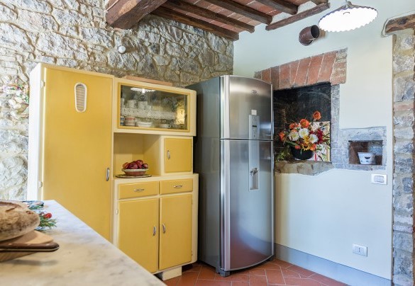La cucina accessoriata accanto alla sala da pranzo – Villa Santa Maria