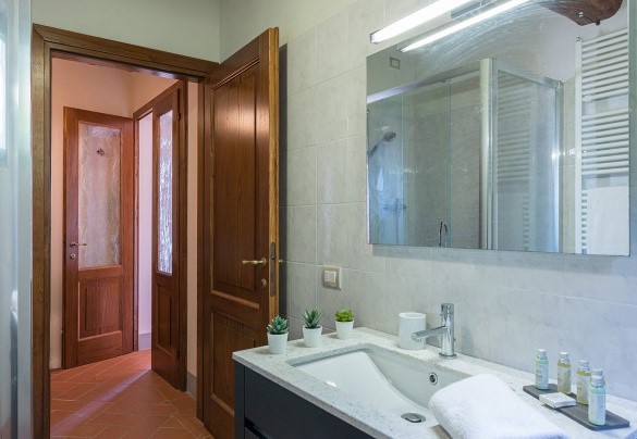 Bagno con doccia n.6 al piano terra della dependance – Villa Santa Maria
