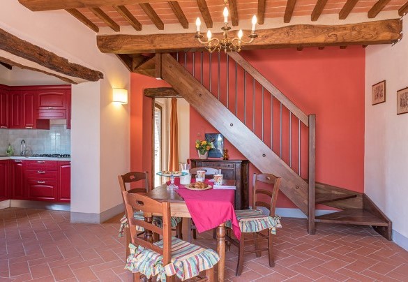 Il piano terra della dependance con salotto, camino e cucina – Villa Santa Maria