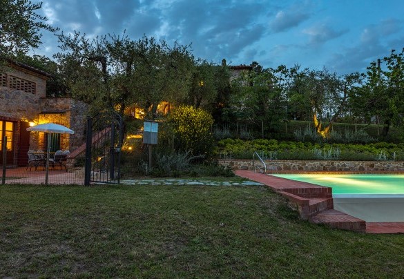 Adiacente al parco si trova un bosco praticabile che consente di fare delle splendide passeggiate all’ombra – Villa Santa Maria