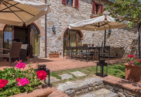 La zona pranzo a il salotto all’aperto per trascorrere piacevoli giornate estive – Villa Santa Maria